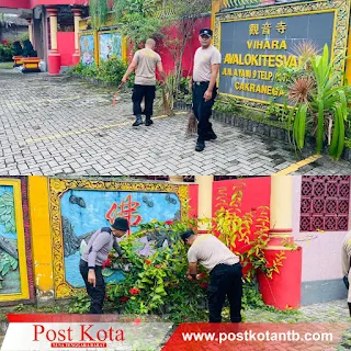 Polisi Peduli Tempat Ibadah, Polsek Sandubaya Gotong Royong Bersihkan Vihara