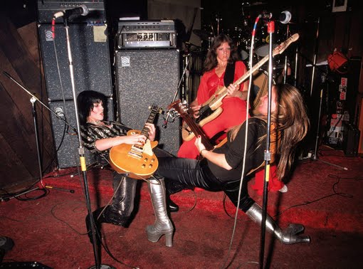 cherie currie and joan jett kiss. cherie currie and joan jett