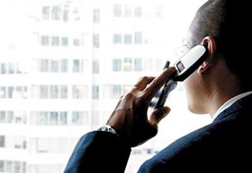 Homem falando no telefone celular - 19-07-07