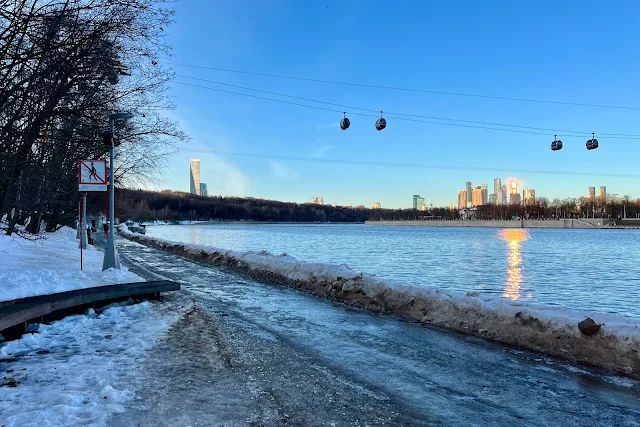 Воробьёвы горы, Воробьёвская набережная, Москва-река, Московская канатная дорога