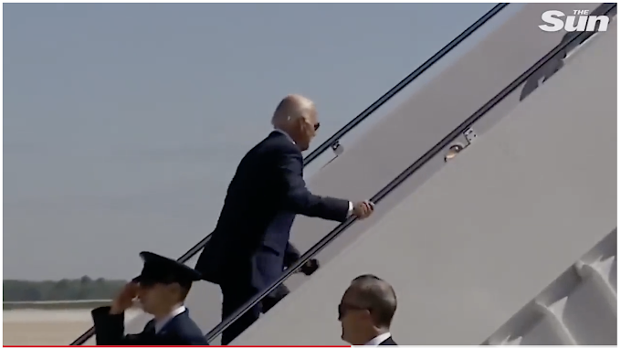 Biden keményen fogta a korlátot, ezért nem esett ismét pofára a lépcsőn - Videó