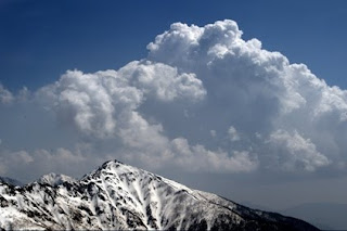 熊沢岳、南駒ヶ岳と湧き上がる雲