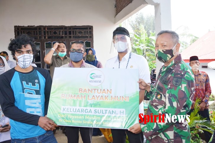 Danrem 141/Tp Bersama Bupati Sinjai Serahkan Bantuan Rumah Layak Huni Dari Yayasan Muslim Asia AMCF Didampingi Dandim 1424/Sinjai