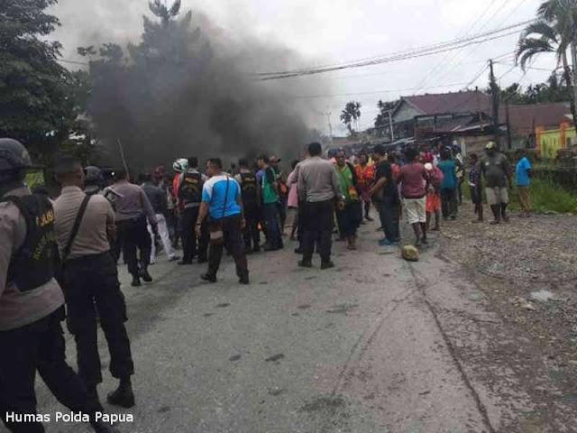 Meski Berakhir Ricuh, Polisi Amankan Blokade Jalan Timika - Kuala Kencana