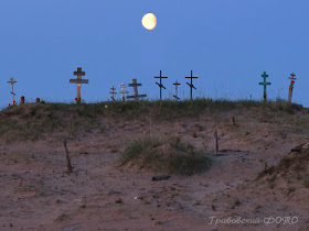 Поморское кладбище на песчаных юнах в селе Кузомень