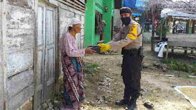 *Polres Tapsel Menyalurakan Bantuan Bagi Warga Yang Terdampak Covid-19*