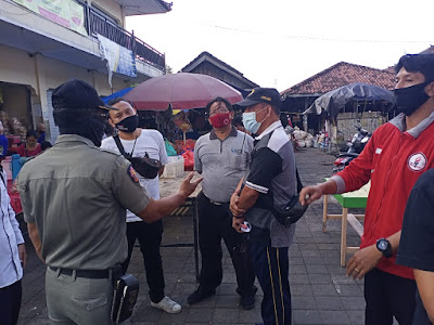 Cegah Penyebaran Covid 19 Di Pasar Rakyat, Satgas Desa Pemecutan Kelod Awasi Aktivitas Pasar Abiantimbul