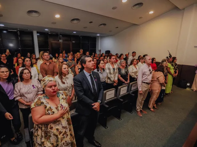 Prefeito em exercício Leo Bezerra recebe selo Parceiro da Mulher em campanha pelo fim da violência