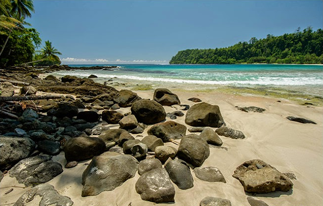 Tanjung Gorango yang berada di antara Desa Gorua dan Korago  Tanjung Gorango - Wisata Pulau Morotai