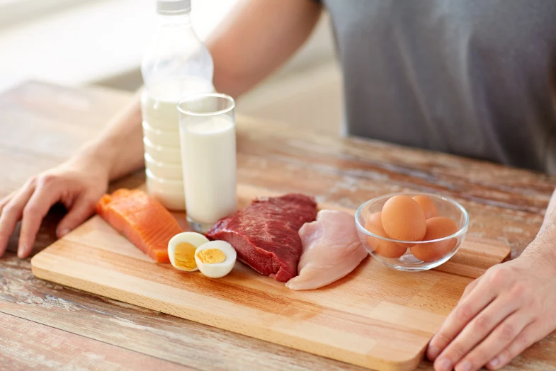 Pesquisa sugere que nutrientes da carne e laticínios podem ajudar a matar células cancerígenas