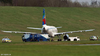 طائرة تنحرف عن مدرج الهبوط بمطار بريطاني Plane