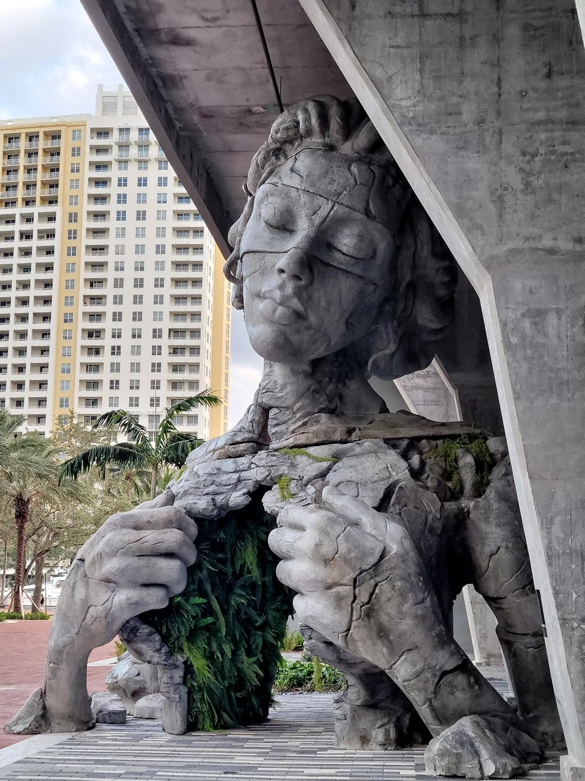 Amazing Giant Sculpture In Fort Lauderdale Stands As A Symbol Of Hope After The Year Of 2020