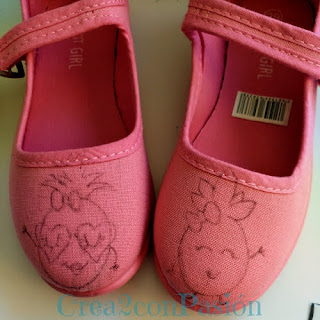 Zapatillas-infantiles-rosas-pintadas-a-mano-con-piñas-crea2-con-pasión