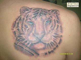 Tigre tatuado na parte alta das costas