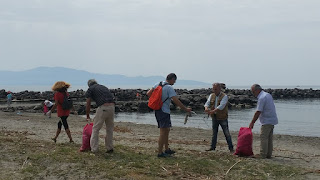 ΚΑΘΑΡΙΣΤΗΚΕ ΚΑΙ ΛΑΜΠΕΙ Η ΔΥΤΙΚΗ ΠΑΡΑΛΙΑ ΣΤΗΝ ΚΑΛΑΜΑΤΑ