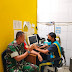 Serda Asep Rahmat Babinsa Koramil 0607-08 Cikembar Laksanakan Komsos Bersama Dokter Klinik DCMC di Wilayah Binaan