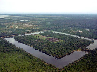 By Charles J Sharp (Taken from helicopter flying over Angkor Wat) [GFDL (http://www.gnu.org/copyleft/fdl.html), CC-BY-SA-3.0 (http://creativecommons.org/licenses/by-sa/3.0/) or CC BY 2.5 (http://creativecommons.org/licenses/by/2.5)], via Wikimedia Commons