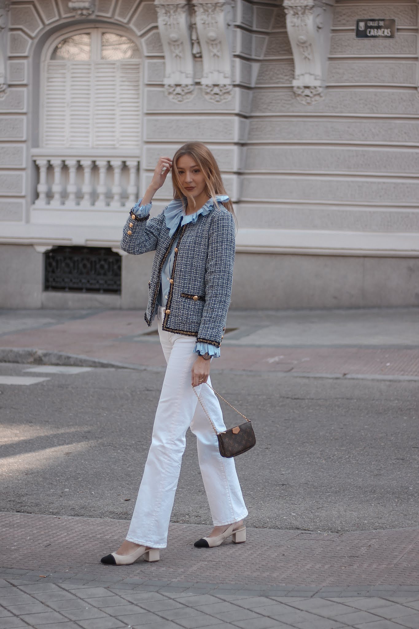 look-oficina-blusa-volantes-cuello-chicwish-americana-tweed-venca-pantalones-flare-blancos-preppyels