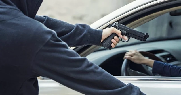 Motorista de App tem carro roubado por criminosos na frente de escola
