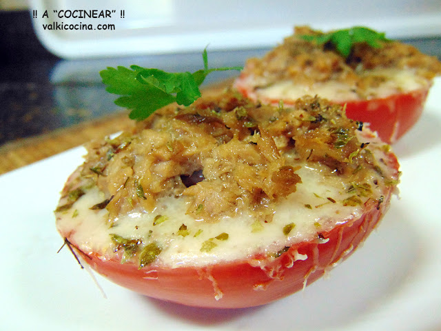 Tomates al horno con queso y atún