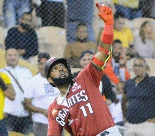 Ozuna decide con vuelacercas la victoria de los Gigantes sobre Aguilas