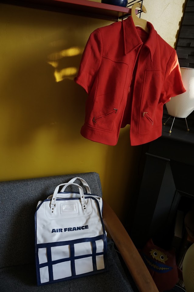 veste à manches courtes et un sac d'hotesse de l'air   70s cropped jacket , Air France flight travel bag