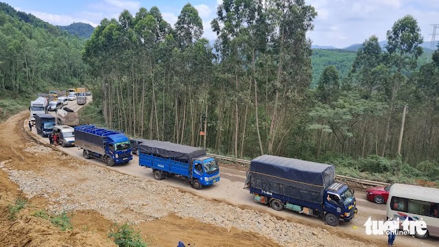 Lật xe trên đèo An Khê, đoàn xe nối đuôi nằm chờ hơn 12 giờ