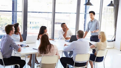 imagen de un equipo de personas trabajando en una mesa  en el desarrollo de una idea de negocio o resolución de un problema o estrategia empresarial