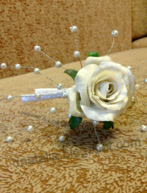 Ободок для невесты ручной работы с белой розой из полимерной глины и жемчуга.