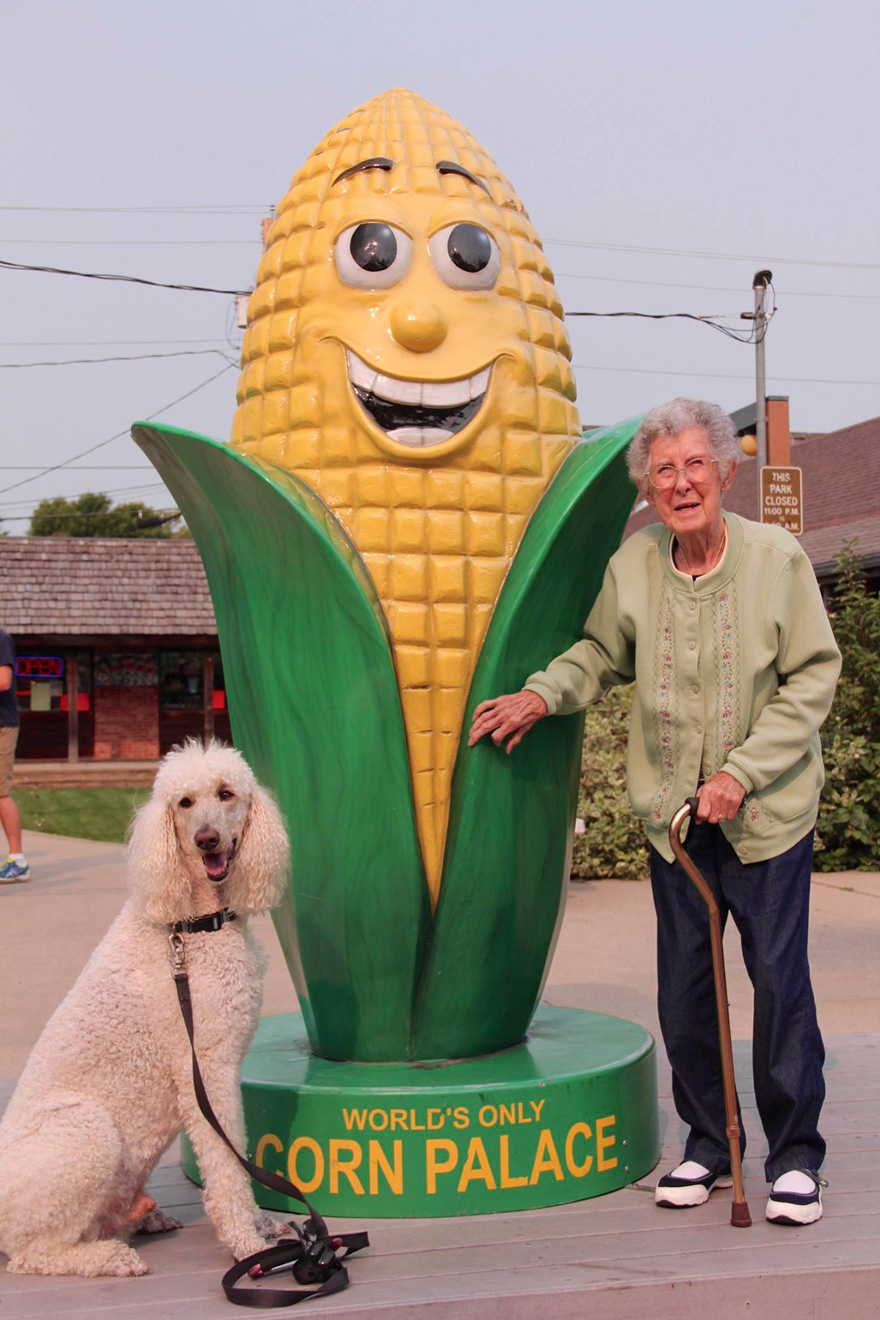 90-Year-Old With Cancer Chooses Epic Road Trip With Family Instead Of Treatment - Norma has made a number of interesting friends on her journey so far!