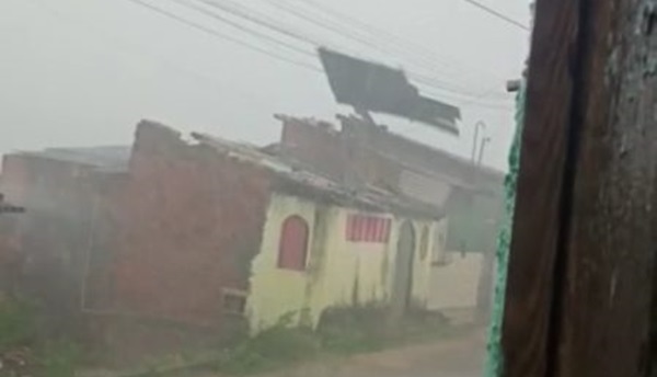 Vídeo mostra momento de ventania arrancando telhado de casa no interior da Bahia