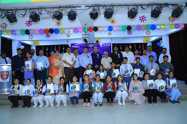 Agra सीबीएससी. व आईसीएसई के 10वीं व 12वीं के टापर्स छात्रों के लिए क्रीमसन वर्ल्ड स्कूल सम्पन्न हुआ सम्मान समारोह..