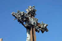 Cruz de hierro forjado ornamentada en  Montserrat