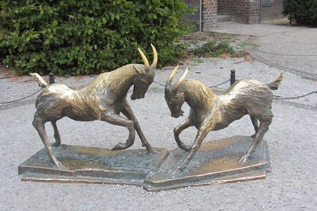 Standbeeld va twee bokjes, samen symbool van Poznan, Polen