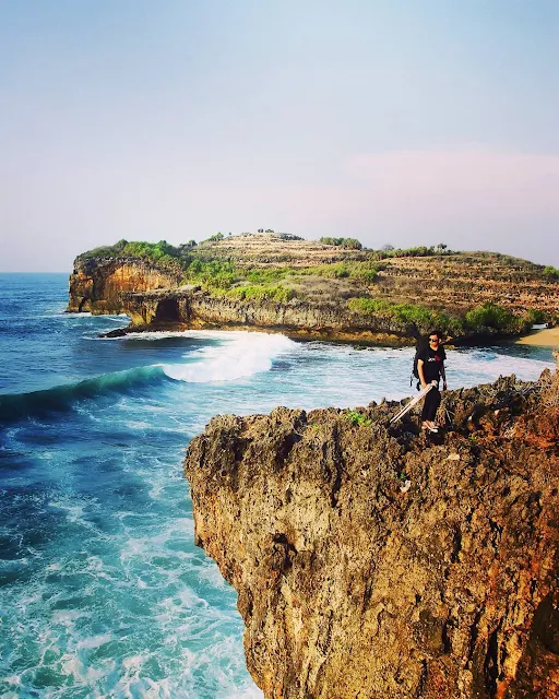 foto pemandangan tebing di pantai krakal