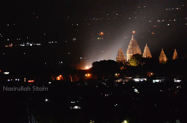 Megahnya Candi Prambanan ketika malam hari