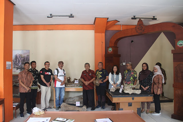 Tim PSG Badan Geologi bersama pengelola rumah artefak Kabupaten Blora pada saat verifikasi usulan geoheritage 12 September 2023