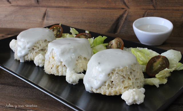 Flanes de coliflor con salsa de queso. Julia y sus recetas