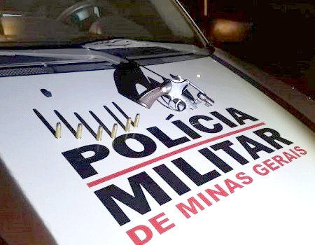 http://www.jornalocampeao.com/2019/10/pm-encontra-arma-no-porta-luvas-e.html