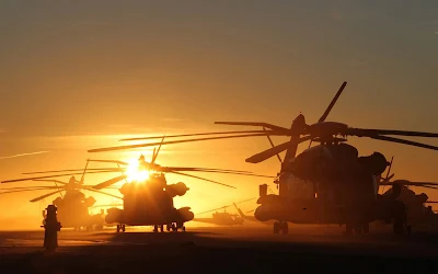 Papel de parede grátis Militar : Helicópteros e Pôr do Sol.