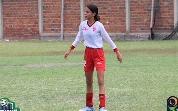 Fiorella Pico tiene 13 años y es titular en el equipo de mayores de Delfín SC femenino y jugará en la Liga de Fútbol Amateur Serie A