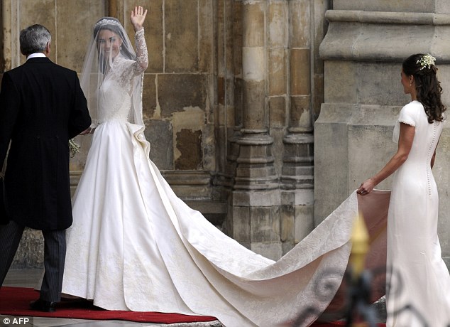 prince william and kate wedding_16. Kate Middleton waves as she