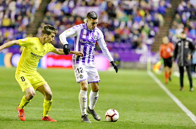 Sergi Guardiola intentando eludir a Pere Pons. REAL VALLADOLID C. F. 1 GIRONA F. C. 0. 23/04/2019. Campeonato de Liga de 1ª División, jornada 34. Valladolid, estadio José Zorrilla. GOLES: 1-0: 67’, Michel.