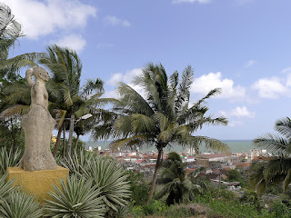 Kuba, Baracoa, Statue es Hatuey über Stadt und Bucht von Baracoa