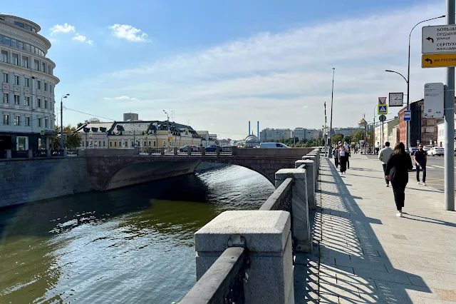 Лубочный переулок, Водоотводный канал, Малый Москворецкий мост