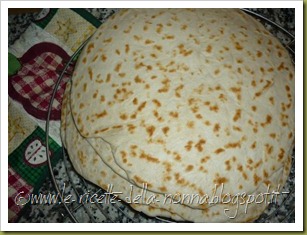 Stuzzichini con mini piadine, robiola e strolghino (7)