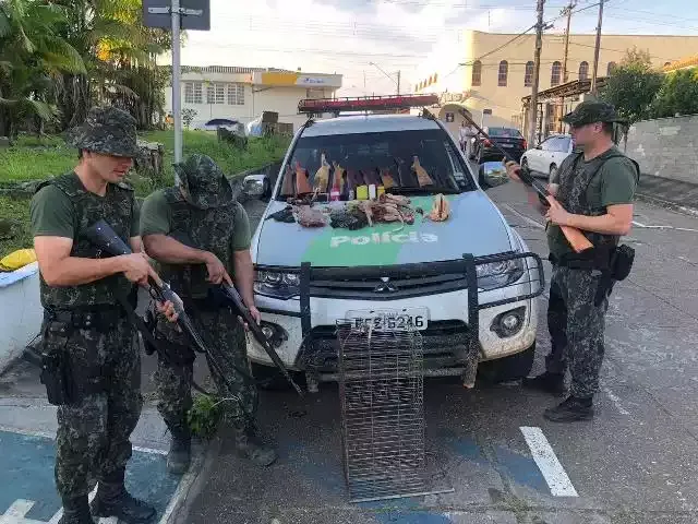 Polícia Ambiental apreende armas, animais abatidos, cartuchos, motosserra e itens utilizados na prática da caça ilícita em Eldorado