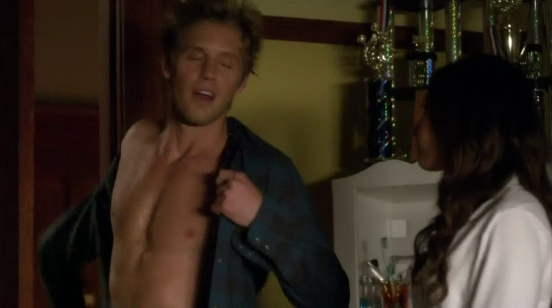 Matt Barr Shirtless on Hellcats s1e05