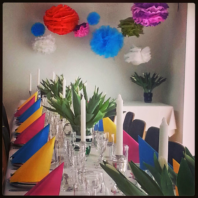 Rainbow coloured tablesetting