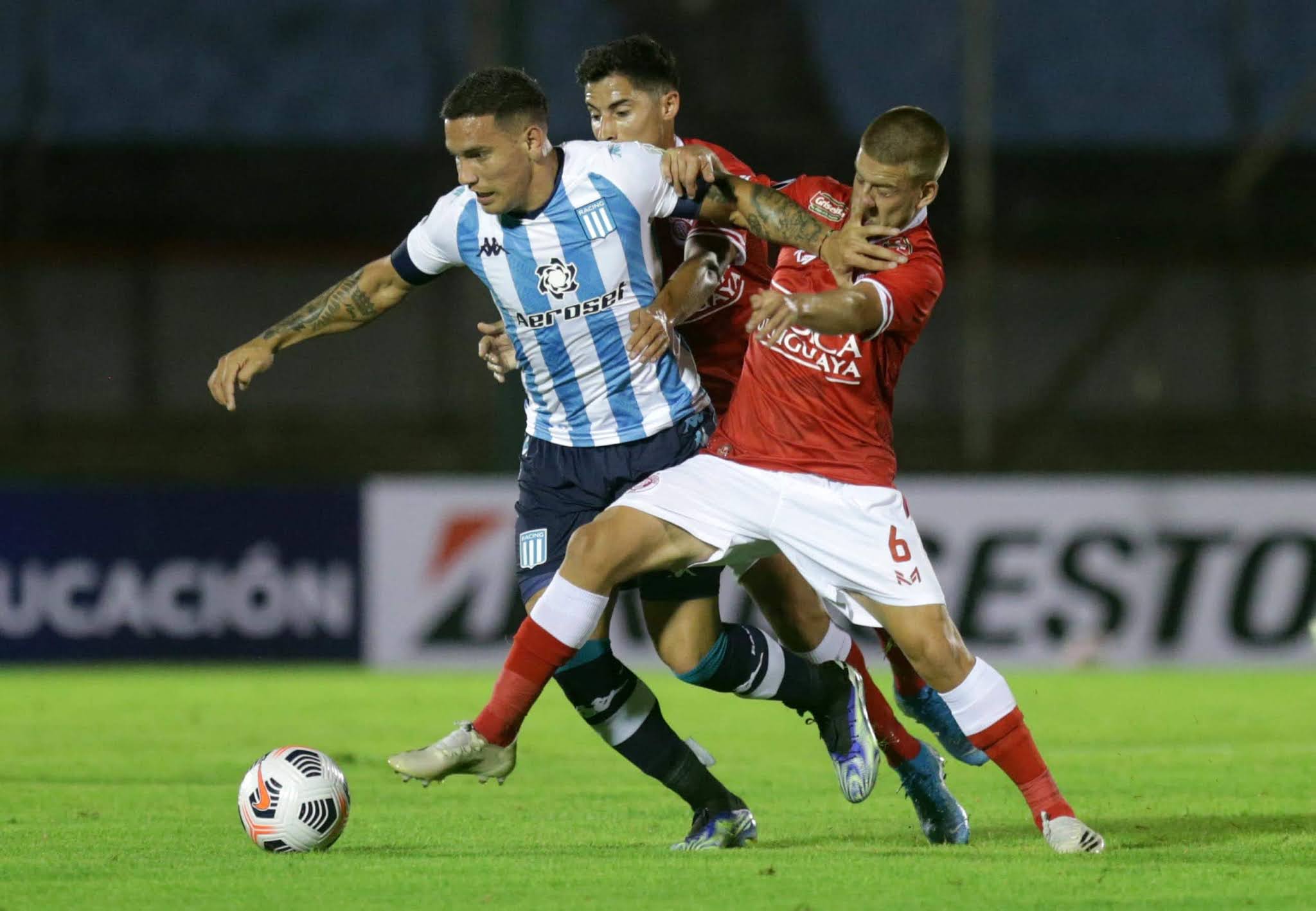 Racing le empató sobre la hora a Rentistas con un hombre menos en su debut en Libertadores